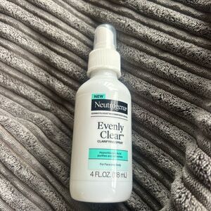 Neutrogena Evenly Clear Clarifying Spray - White with Teal Accent